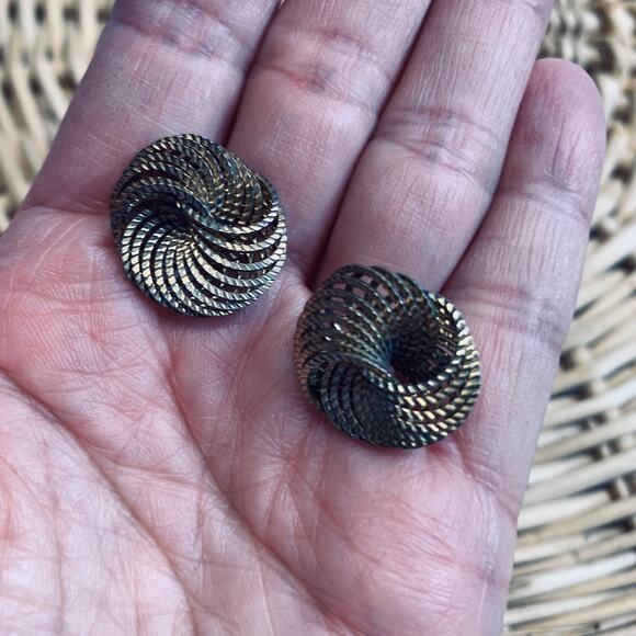 Vintage Gold Tone Twist Knot Swirl Post Earrings 3/4" diameter - Picture 3 of 3